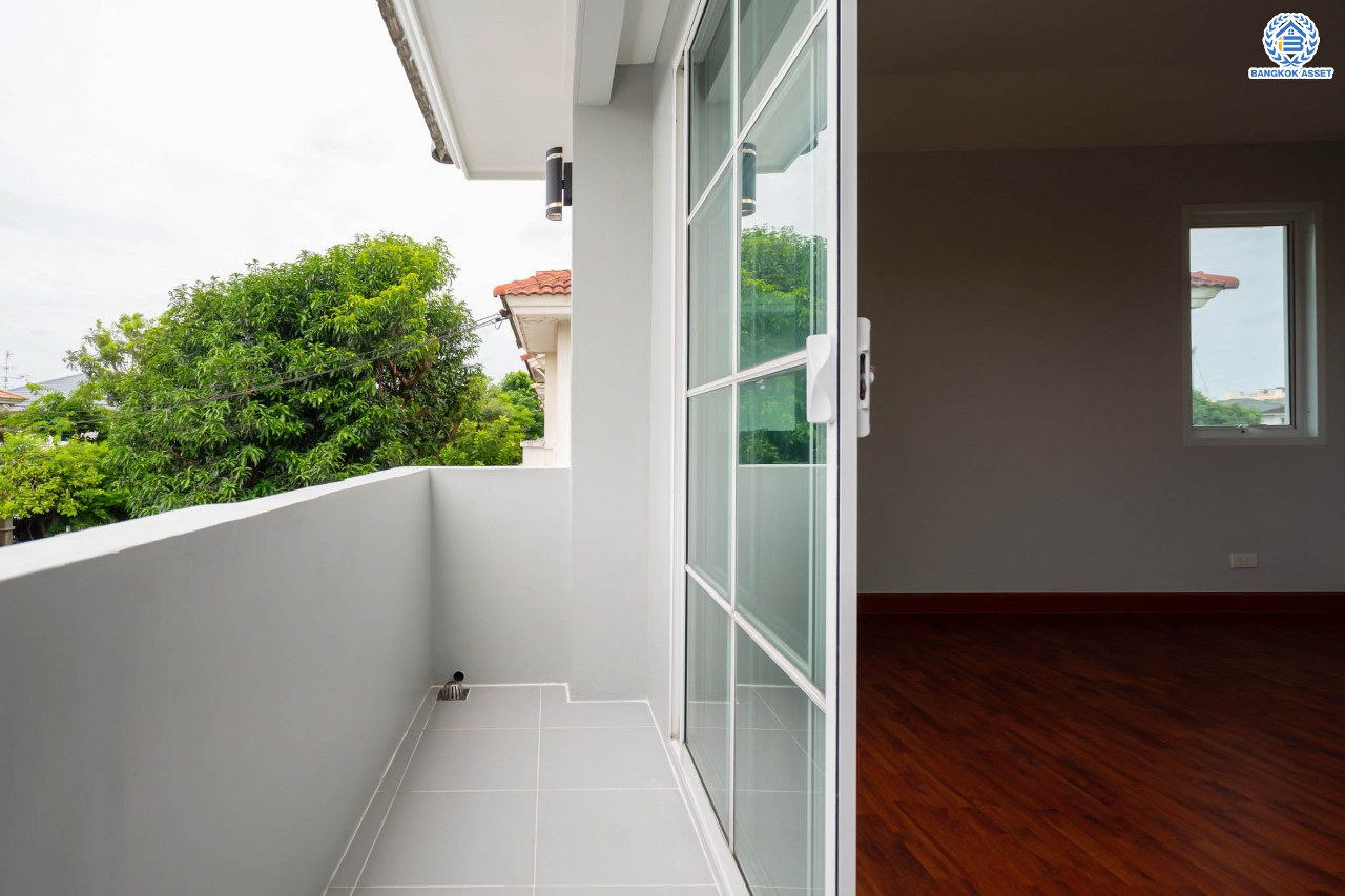 บ้านมือสองตกแต่งใหม่ แบรนด์ LH ม.มัณฑนา ราชพฤกษ์ เนื้อที่ 57.4 ตร.ว. ฟังก์ชัน 3 ห้องนอน 2 ห้องน้ำ จอดรถได้ 2 คัน พร้อมห้องอเนกประสงค์ 1 ห้อง สามารถปรับเปลี่ยนเป็นห้องทำงาน หรือห้องนอนได้ตามความต้องการ Facilities ตอบโจทย์ทุกกิจกรรม! บนทำเลใกล้วงเวียนพระราม5 เซ็นทรัลเวสต์เกต และรถไฟฟ้า "สถานีบางรักน้อยท่าอิฐ"